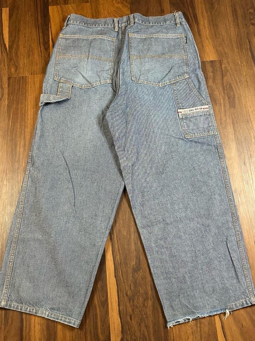 Vintage Y2K/90s wide leg baggy dig wear jeans.
